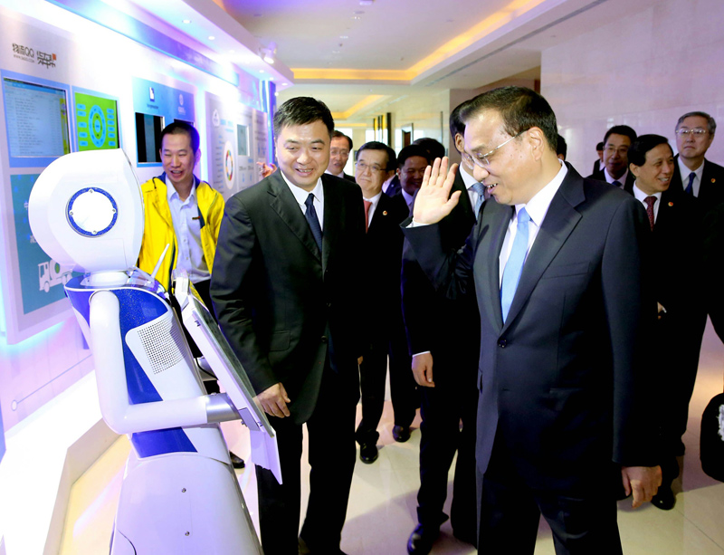 5月25日，李克强参观贵州大数据成果展。