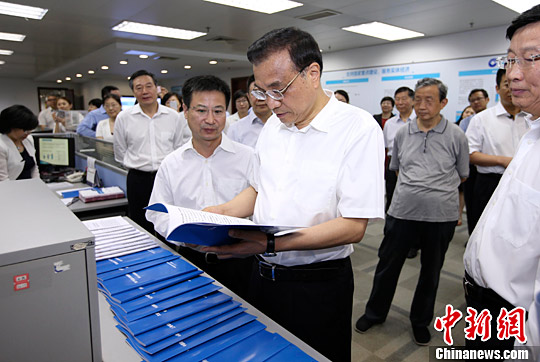 6月20日，中共中央政治局常委、国务院总理李克强先后到中国建设银行、中国人民银行考察并主持召开座谈会。图为李克强在中国建设银行考察。中新社记者 刘震 摄 