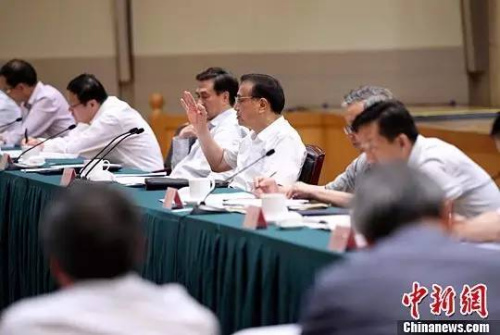 6月20日，中共中央政治局常委、国务院总理李克强先后到中国建设银行、中国人民银行考察并主持召开座谈会。图为李克强在中国人民银行主持召开金融系统座谈会。中新社记者 刘震 摄