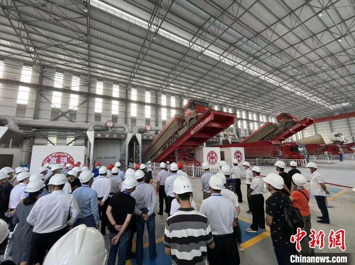 图为云南神火铝业有限公司的智慧工厂内部。　缪超 摄