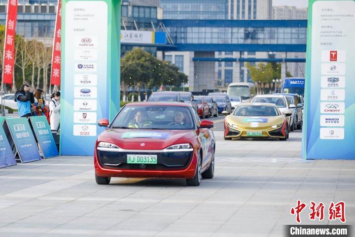 第二届江苏新能源汽车名城拉力赛发车。廉镇宇 摄